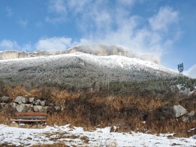 Francuski kurort demontuje wyciągi narciarskie. Śniegu brak