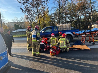 Wypadek w Łasku. 15-latka znalazła się pod samochodem