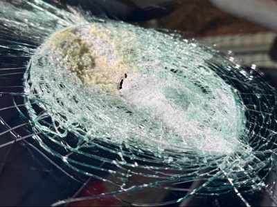 W jadącą Teslę trafiło coś z kosmosu. Szyba stopiona jak laserem