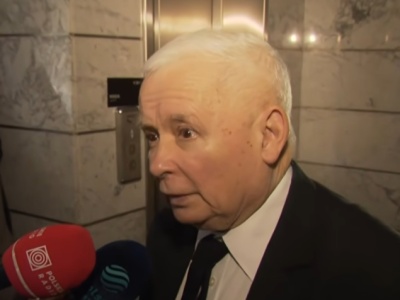 Jarosław Kaczyński przyszedł w Warszawie do sądu. Usiadł na ławie oskarżonych