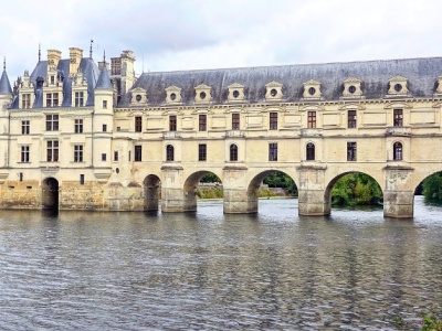 Ten zamek przypomina most. Przez wieki władały nim kobiety