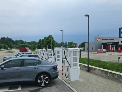 Ładowanie przy autostradzie? ADAC nie zostawia suchej nitki