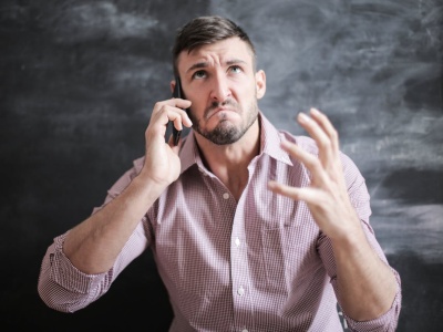 „Zatrudnię młodego z 10-letnim doświadczeniem i doktoratem za najniższą krajową”. Tak rynek pracy zjada własny ogon