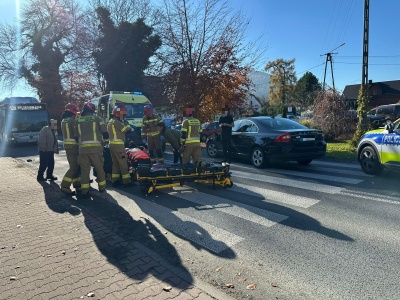 Potrącenie pieszej na przejściu w Buczkowicach. Seniorka z poważnymi obrażeniami