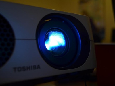 Projektory i gogle VR jako alternatywa dla telewizorów