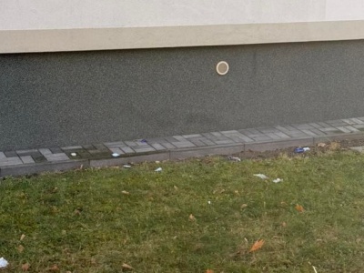 Wyrzuca zużyte prezerwatywy z okna na Muranowie. 