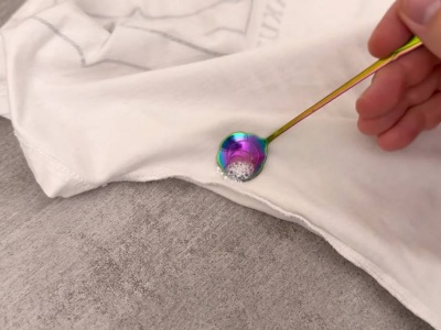 Doraźny ratunek dla poplamionych ubrań. Masz w domowej apteczce