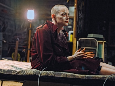 „Bugonia”: trochę „Misery”, trochę „Marsjanie atakują!”. Lanthimos kpi z Ameryki Trumpa | Goła paranoja