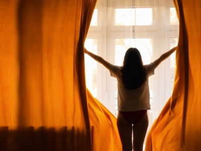 Ekspertka zdradziła genialny sposób na zastrzyk energii o poranku. Zrób to 50 razy