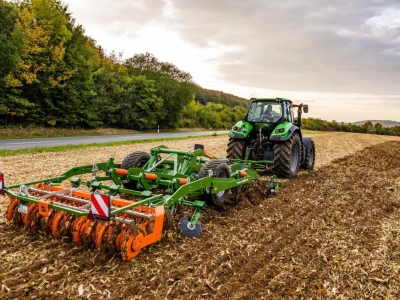 Cztery zabiegi w jednym przejeździe – agregaty wielozadaniowe w szybki sposób przygotują pole do siewu
