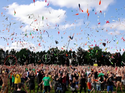 Jak zjednać ludzi? Nauka podpowiada: wystarczy wywołać podziw