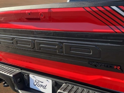 Walka o najbardziej absurdalny segment trwa. 900 koni w aucie do wożenia krów