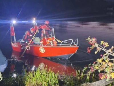 Interwencja służb w Mostkach. Ze stawu wyłowiono samochód