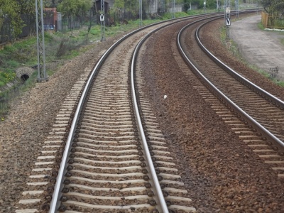 Dostrzegł stojącego na torach nastolatka. Nie zawahał się zareagować