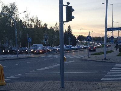 Problemy po otwarciu przedłużenia ul. Węglarza. Miasto: „Odnotowujemy nieprawidłowości w działaniu sygnalizacji świetlnej”