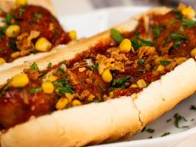 Hot dogi na wypasie. Zamiast kiełbaski postaw na klopsiki w aromatycznym sosie pomidorowym