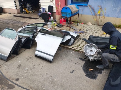 Handlowali na Bałutach kradzionymi częściami samochodów