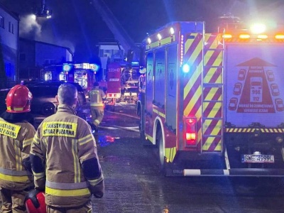 Milionowe straty po pożarze w zakładzie meblarskim w Łężycach. Przyczyny wyjaśnią biegli