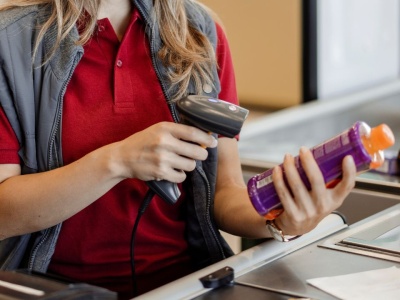 Kasjer pyta, czy może być winny grosika. Prawo jasno precyzuje zasady