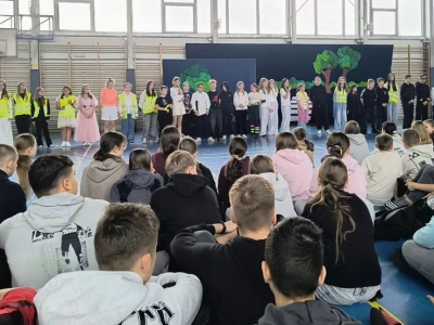 Teatr, odwaga i widoczność – spektakle „Zaczarowanej Kurtyny” w SP1