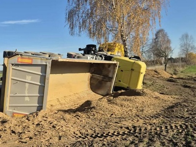 W trakcie wymijania „złapał” pobocze. Ciężarówka wypadła z drogi i przewróciła się