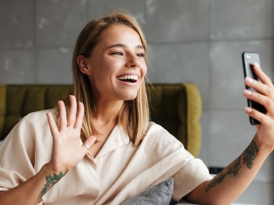 Uśmiech w czasach selfie i wideokonferencji – czy leczenie ortodontyczne może być dyskretne?