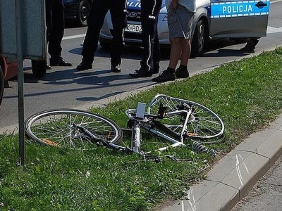 Pijany rowerzysta zderzył się z samochodem i próbował odjechać. Miał ponad 2,5 promila