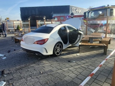 37-latka wjechała Mercedesem w ogródek restauracyjny McDonald’s