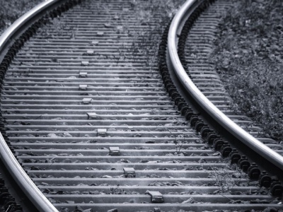 Pijany mężczyzna spacerował po torach. Konduktor i maszynista zatrzymali pociąg