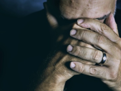 Demencję i alzheimera mogą powodować trudne doświadczenia