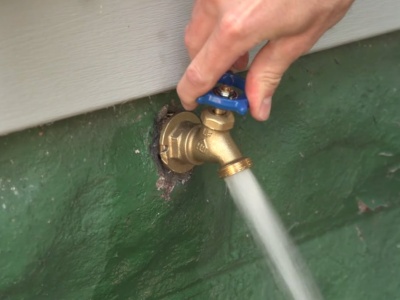 Zajmij się kranem w ogrodzie już teraz. Unikniesz przyszłej katastrofy