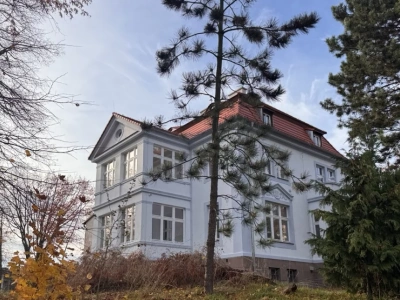 Urzędnicy ukrywali, jaki jest plan na “były budynek przedszkola”. Teraz ich decyzja może pochłonąć miliony