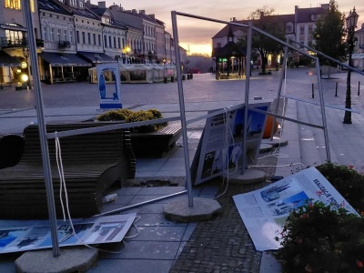 Zniszczona wystawa „Monument Konieczny”. Kamery nagrały wandali, sprawców brak, fundacja apeluje do świadków