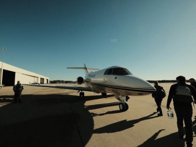 Najbogatsi ludzie na świecie pod lupą. Raport na temat emisji CO2