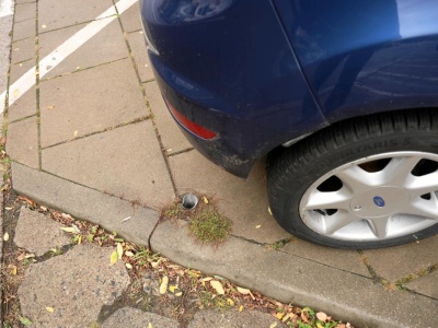 Niewinna decyzja po zaparkowaniu. Może uratować auto albo... je uszkodzić