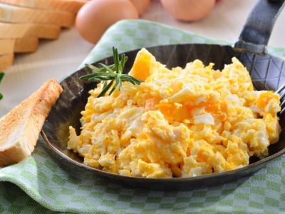 Dodaj to do jajecznicy. Wyjdzie puszysta i smaczna, jak nigdy wcześniej