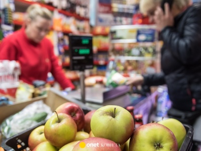 Fartuch w kratę, wędlina na wagę, bułki. Kończy się epoka małych sklepów