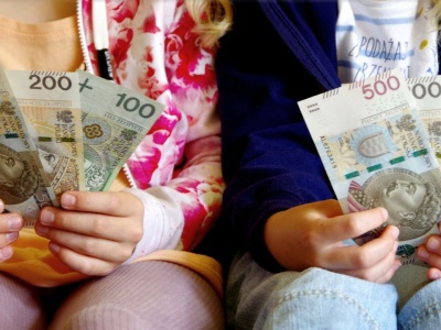 Nawet 200 tys. zł dla rodzin w ramach nowego bonu. PiS wchodzi w kampanię z asem w rękawie