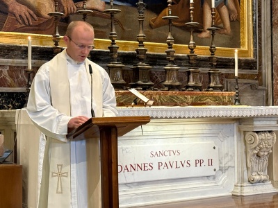 Ks. Wojciech Kućko przy grobie św. Jana Pawła II: potrzebujemy cmentarnych katechez