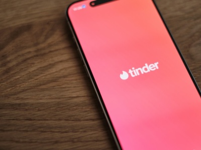 AI znajdzie Wam miłość. Tinder prześwietli telefon i zada pytania
