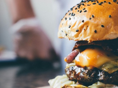 Groźna choroba rozprzestrzenia się w popularnej restauracji typu fast-food. Uważano ją za wymarłą