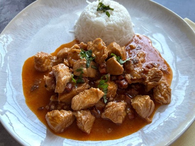 Delikatny i kremowy, do tego pożywny, ale lekki. Gulasz z kurczaka na obiad idealny