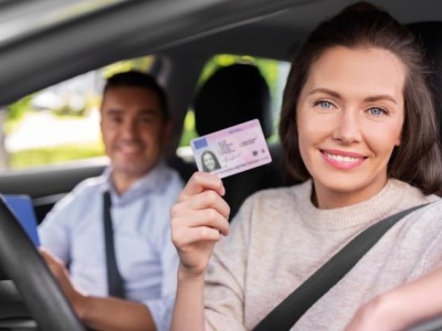 Prawo jazdy 2029 - unijna rewolucja przed nami. Cyfrowy dokument, miedzynarodowy zakaz prowadzenia pojazdów, zmiany dla kierowców po 65. roku życia i małoletnich