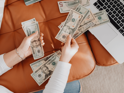 Mężczyźni w UE gromadzą majątki. Coraz bardziej zostawiają kobiety w tyle