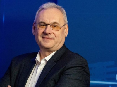 Asbis zarabia na boomie AI. Marzą mu się notowania za oceanem