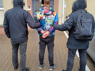 Podszywał się pod kobietę, zaciągał na nią kredyty i robił zakupy