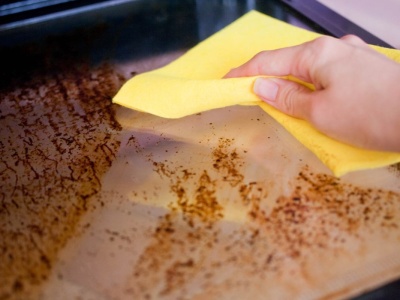 Czysty piekarnik w 5 minut. Drzwiczki będą wyglądać jak nowe. Moja ciocia korzysta z tej metody od lat