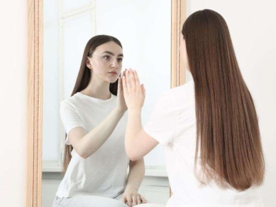 Kiedy patrzysz w lustro i czujesz, że to nie Ty — zjawisko utraty jaźni