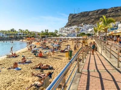 Turystów odstrasza wielka plama. Zamknięto plaże i zakazano kąpieli