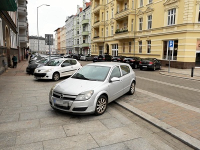 Mandat to nie wszystko. Parkujesz na chodniku i... samochodu już nie ma